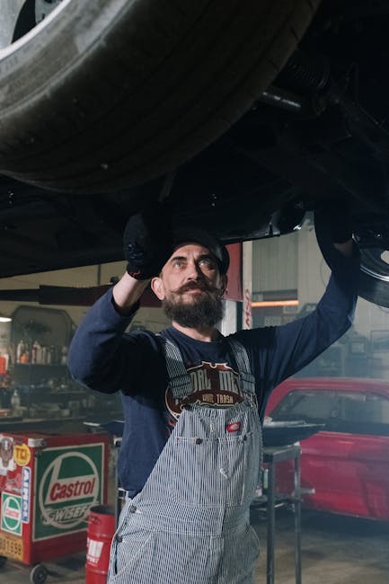 Inginer lucrând la un panou de control industrial automatizat